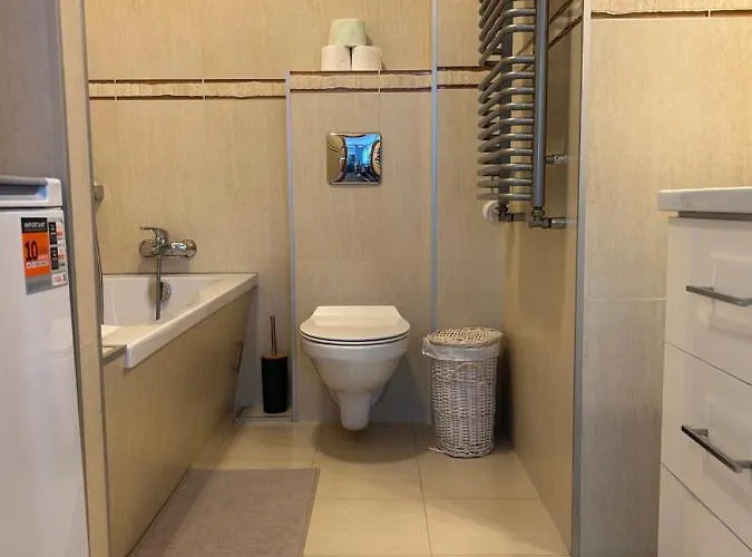 Apartment Quiet Enclave Near The Airport *