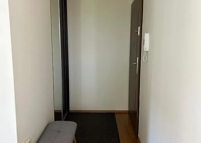 Quiet Enclave Near The Airport Apartment *