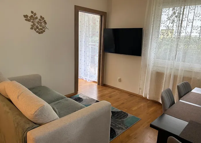 Quiet Enclave Near The Airport Apartment *