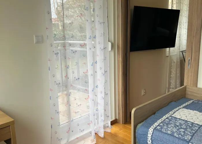 Apartment Quiet Enclave Near The Airport