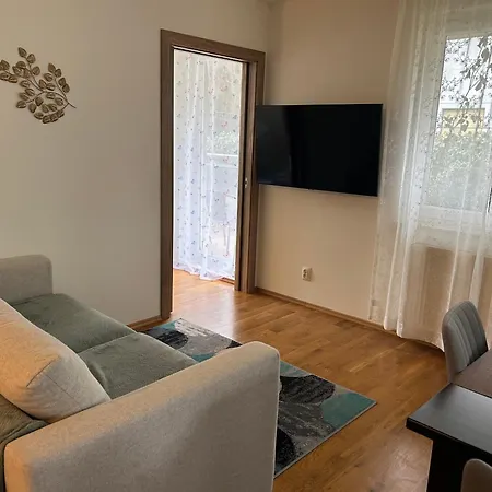 Quiet Enclave Near The Airport Apartment *